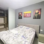 Deas In Τίρανα